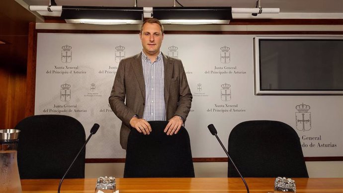 El secretario general de Foro Asturias, Adrián Pumares, en rueda de prensa.