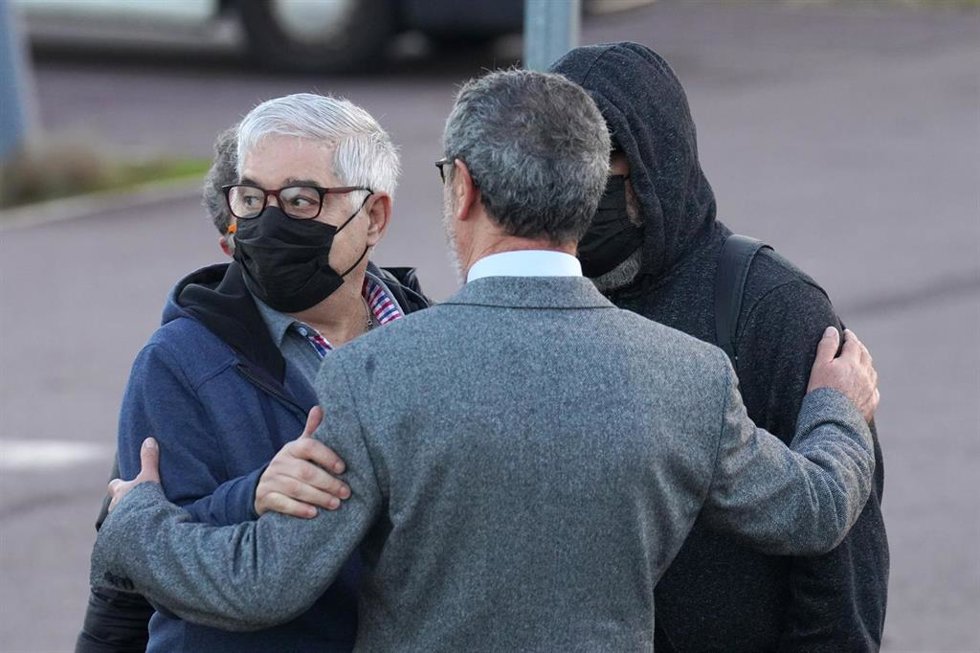 Archivo - El maquinista del tren Francisco Garzón (1i) a su llegada para declarar en la segunda jornada del juicio por el accidente ferroviario de Alvia, en la Cidade de la Cultura de Santiago de Compostela, a 6 de octubre de 2022, en Santiago de Compos