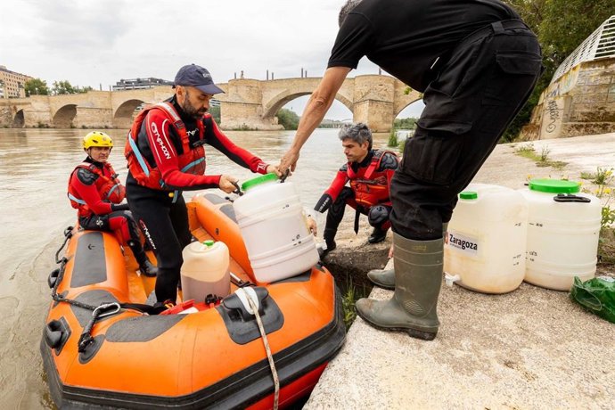 Profesionales del Instituto Municipal de Salud Pública del Ayuntamiento de Zaragoza realizan un nuevo tratamiento contra la mosca negra en el río Ebro ayudados por la lancha del Cuerpo de Bomberos
