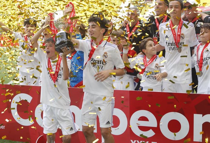 El Real Madrid vence al Barça y conquista de nuevo el trofeo de LaLiga Promises