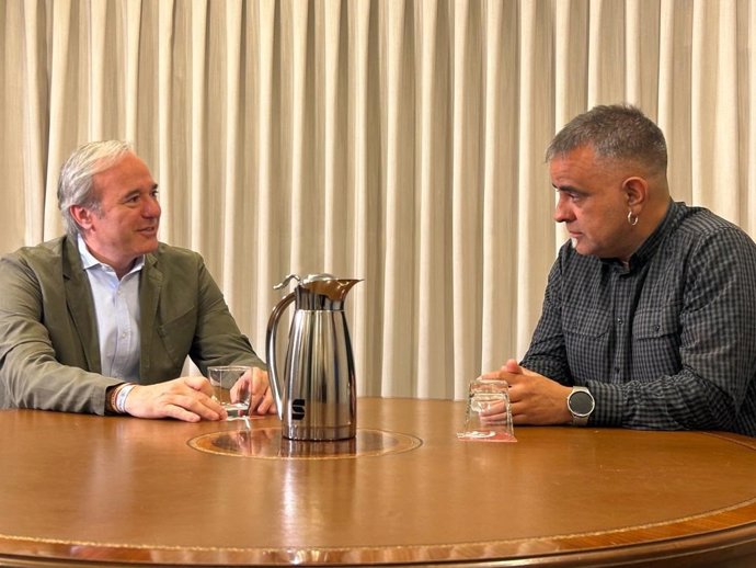 El presidente del PP Aragón, Jorge Aragón, y el diputado electo de Podemos, Andoni Corrales.