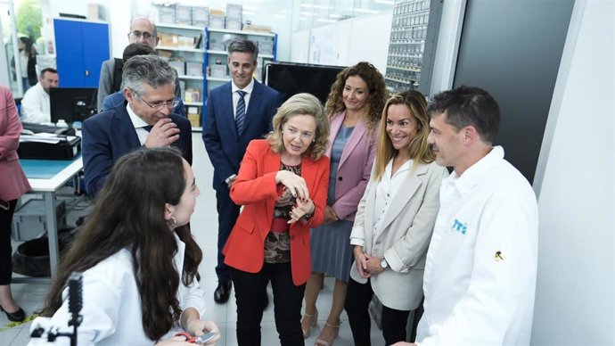 La vicepresidenta primera del Gobierno y ministra de Asuntos Económicos y Transformación Digital, Nadia Calviño, visita la sede de la empresa tecnológica TTI en Santander