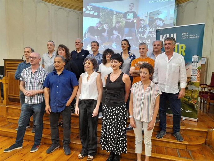 La consejera en funciones Rebeca Esnaola, el director del Servicio de Acción Cultural, Lorenzo García, y la artista navarra Estefanía de Paz junto al resto de participantes en la presentación de Kultur 2023