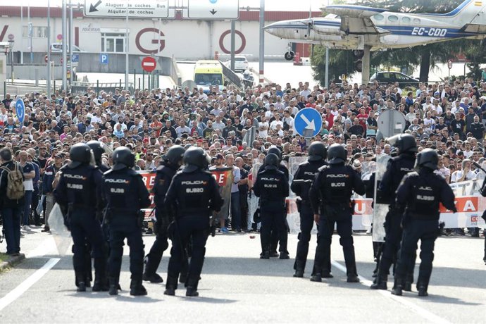 Policía frente a cientos de personas que se manifiestan durante el segundo día de paro de la huelga del metal.