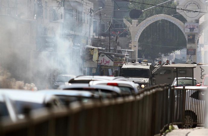 Archivo - Vehículos del Ejército de Israel durante los enfrentamientos con palestinos en Yenín