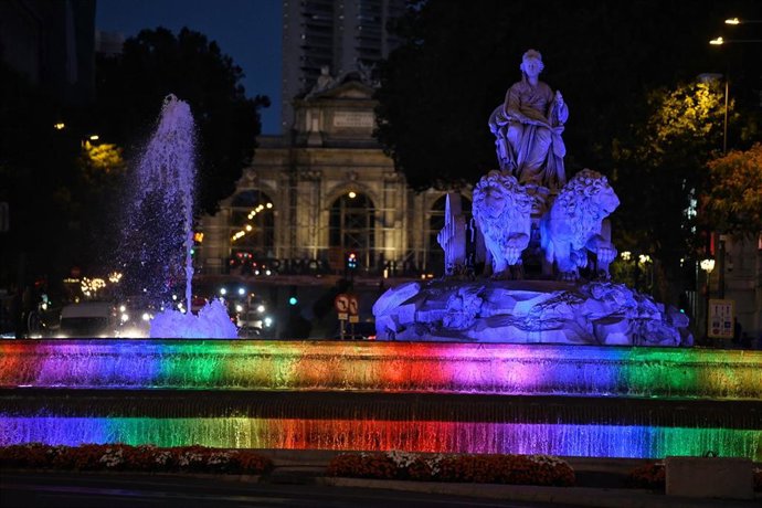 Archivo - Vista de la fuente y el Palacio de Cibeles con los colores de la bandera LGTB, a 6 de julio de 2022, en Madrid (España). Con motivo del #OrgulloMadrid2022, el Palacio de Cibeles, sede del Ayuntamiento de Madrid, se encuentra iluminado con los 