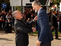 Felipe VI y Abdalá de Jordania, aclamados por el pueblo y sin sus Reinas en Córdoba