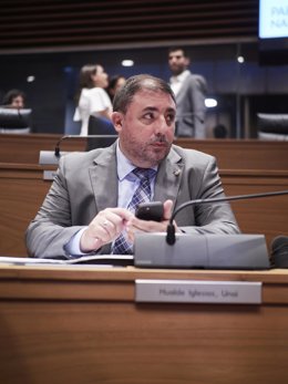 Unai Hualde (Geroa Bai) durante la sesión constitutiva del Parlamento de Navarra, a 16 de junio de 2023, en Pamplona, Navarra (España).