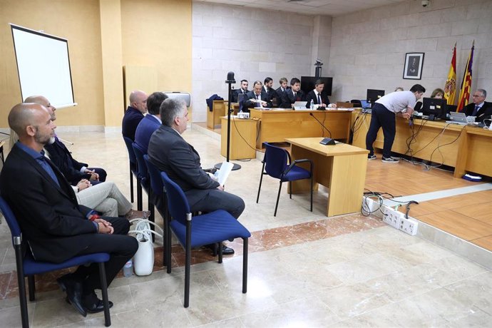 El juez Manuel Penalva (c) y el fiscal Miguel Ángel Subirán (3i) durante un juicio en los juzgados de Sa Gerreria de Palma, a 5 de junio de 2023, en Palma de Mallorca, Mallorca, Baleares (España). 