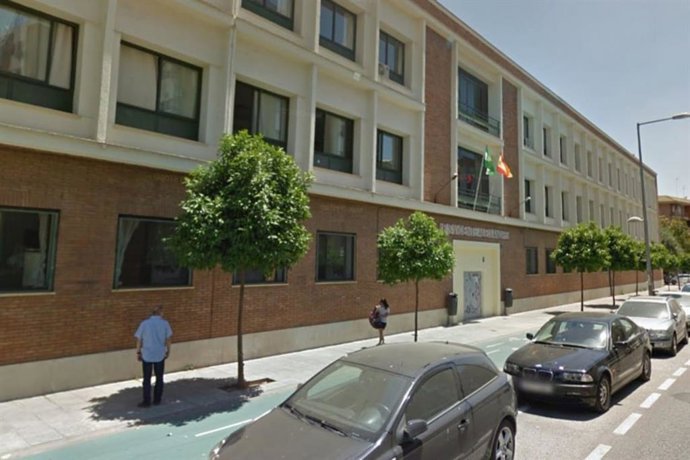 Fachada exterior del instituto Vicente Aleixandre de Sevilla.