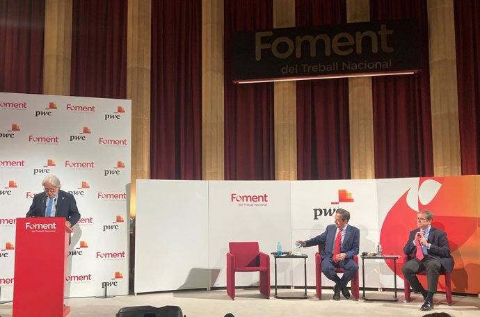 (E-D) El president de Foment del Treball, Josep Sánchez Llibre; el conseller delegat de Caixabank, Gonzalo Gortázar, i el soci responsable de Pwc a Catalunya i Andorra, Ignacio Maruny