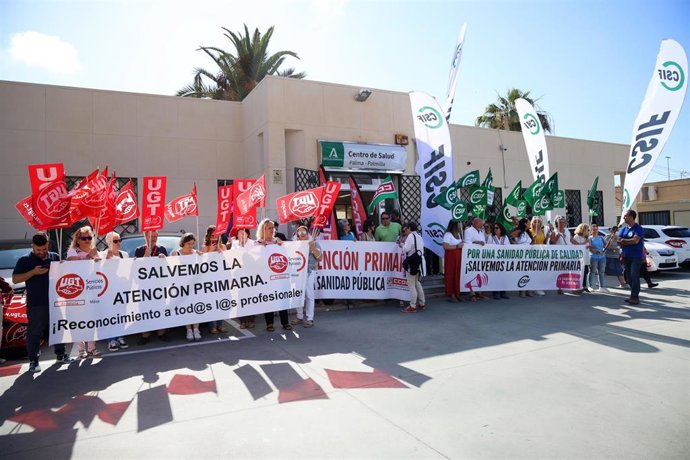 Archivo - Médicos y personal sanitario en la puerta de un centro médico en una de las protestas por la situación de la Atención Primaria en Andalucía.