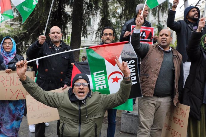 Archivo - Manifestantes sostienen carteles y banderas del Sahara Occidental frente al Congreso de los Diputados, a 30 de marzo de 2022