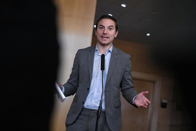 Archivo - El portavoz del PSOE en la Asamblea, Juan Lobato, realiza declaraciones en la Asamblea de Madrid, a 9 de marzo de 2023, en Madrid (España). El Pleno de la Asamblea de Madrid ha aprobado las leyes de creación del Sistema Integrado de Protección