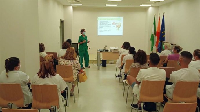 Curso de formación en higiene postural de cuidados dirigido a auxiliares de Ayuda a Domicilio en el Área de Gestión Sanitaria Sur de Sevilla.
