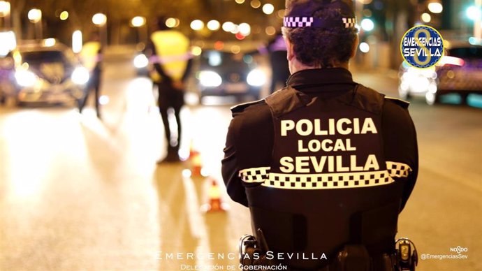 Archivo - Un agente de la Policía Local de Sevilla, de espaldas, en una imagen de recurso.