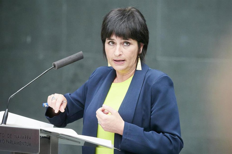 La portavoz de EH Bildu en el Parlamento de Navarra, Laura Aznal, durante una rueda de prensa