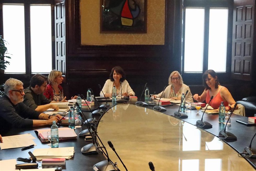 Inicio de la reunión de la Mesa del Parlament encabezada por la presidenta Anna Erra
