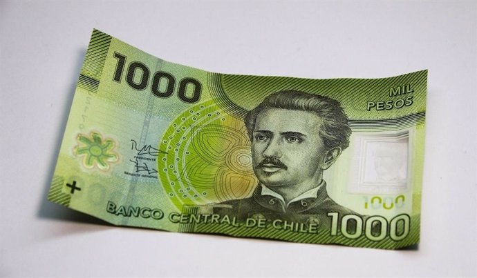 Archivo - Billete de peso chileno