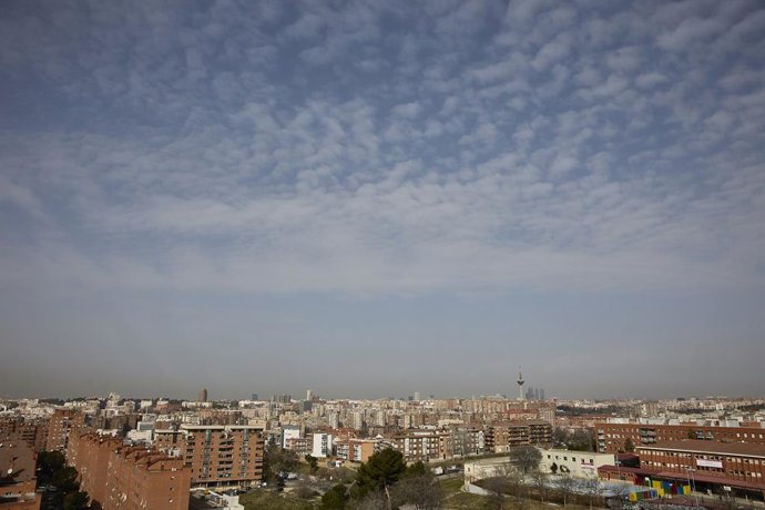 Archivo - Imagen del edificio de Torrespaña, y las cuatro Torres con la boina de contaminación en Madrid, a 10 de febrero de 2022, en Madrid (España). Madrid es la única ciudad española que sigue incumpliendo los niveles permitidos por Europa para dióxi