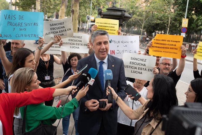 Una protesta de funcionarios de justicia en huelga irrumpe en unas declaraciones a del alcalde de Badalona (Barcelona), Xavier García Albiol, después de testificar en la Audiencia de Barcelona en el juicio a un exconcejal de su primer mandato.