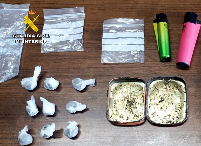 Droga intervenida al menor detenido.