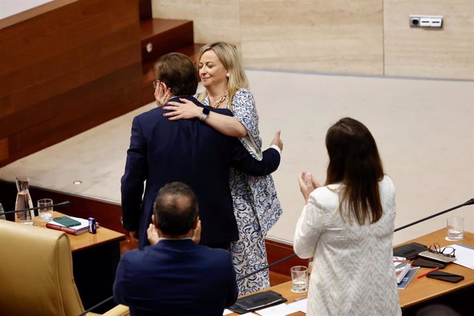 La socialista Blanca Martín, es felicitada por Guillermo Fernández Vara, tras ser reelegida presidenta de la Asamblea de Extremadura.