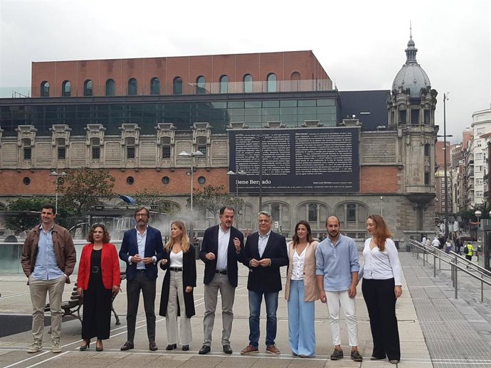 El presidente del PP vasco, Carlos Iturgaiz, junto a candidatos al Congreso y Senado por los tres territorios vascos.