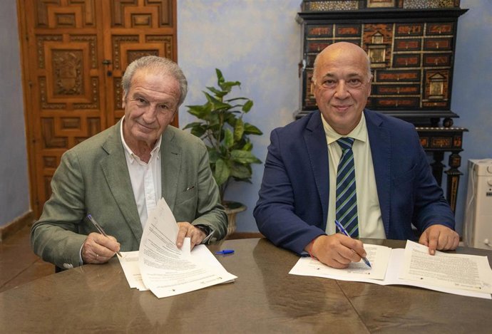 Antonio Ruiz (dcha.), durante la firma del convenio con Córdoba Futura.