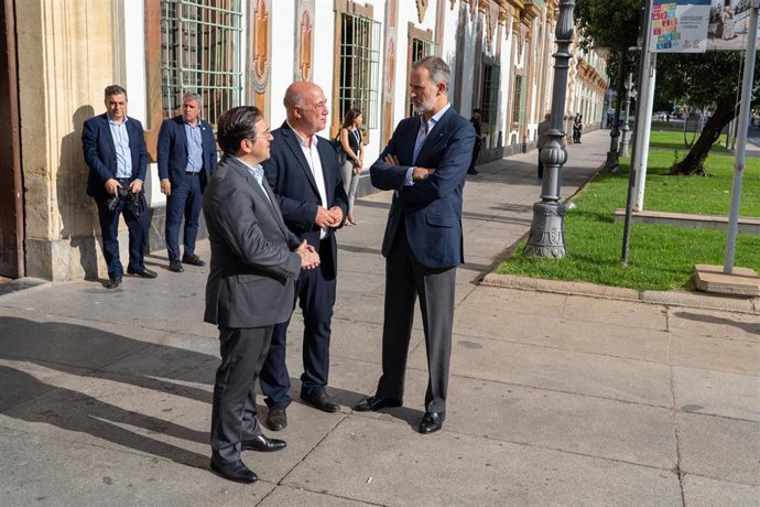 Don Felipe VI (d) dialoga con el presidente de la Diputación de Córdoba, Antonio Ruiz (c), y el ministro de Exteriores, José Manuel Albares (i), antes de la reunión del Proceso de Áqaba, a 20 de junio de 2023 en Córdoba.