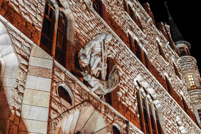 Imagen nocturna de la escultura de San Jorge en la fachada principal del Museo Casa Botines Gaudí de León.