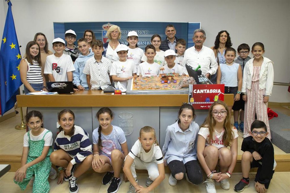 El presidente de Cantabria en funciones, Miguel Ángel Revilla y la consejera de Educación y Formación Profesional en funciones, Marina Lombó, reciben a alumnado del CEIP Ramón y Cajal y del CEIP Leonardo Torres Quevedo.