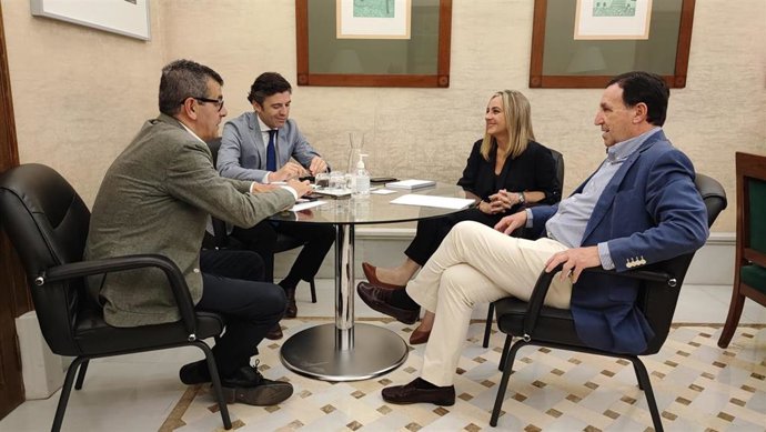 La alcaldesa de Granada, Marifrán Carazo, ha presidido la reunión con el presidente del Consejo Social del Ayuntamiento de Granada, Javier de Teresa.