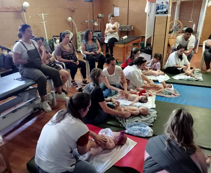 Imagen del taller de masaje del bebé en Almonte (Huelva).