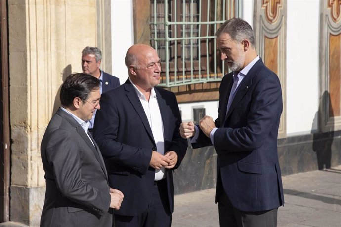 El presidente de la Diputación de Córdoba, Antonio Ruiz (centro), junto al ministro de Asuntos Exteriores, Unión Europea y Cooperación, José Manuel Albares (izda.), recibe al Rey Felipe VI.  Recibe a