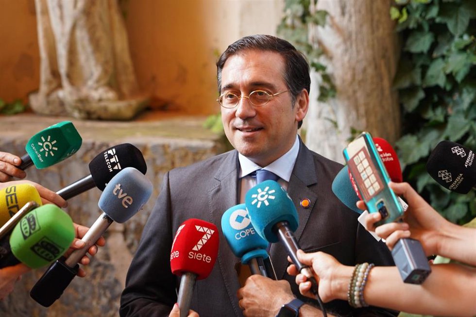 El ministro de Asuntos Exteriores, Unión Europea y Cooperación, José Manuel Albares, atiende a los medios de comunicación, a 20 de junio de 2023, en Córdoba.