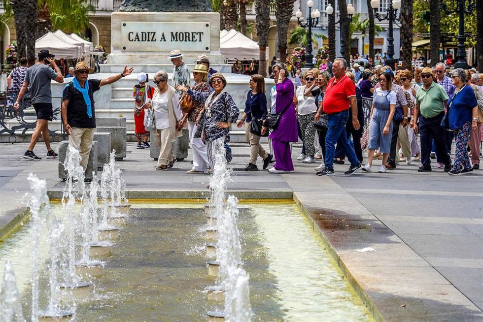 Archivo - Turistas en la Plaza de San Juan de Dios de Cádiz