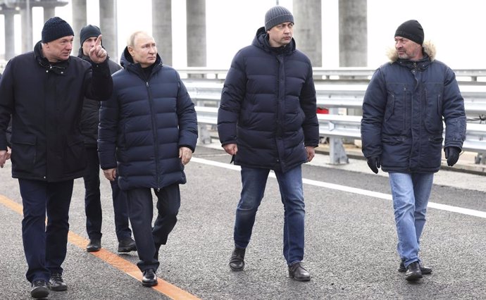 Archivo - December 5, 2022, Kerch Straits, Crimea, Russia: Russian President Vladimir Putin, 2nd left, visits the repaired Kerch Strait Bridge, that links Russian mainland with the Crimean Peninsula, December 5, 2022 in Kerch, Russia. Standing left to r