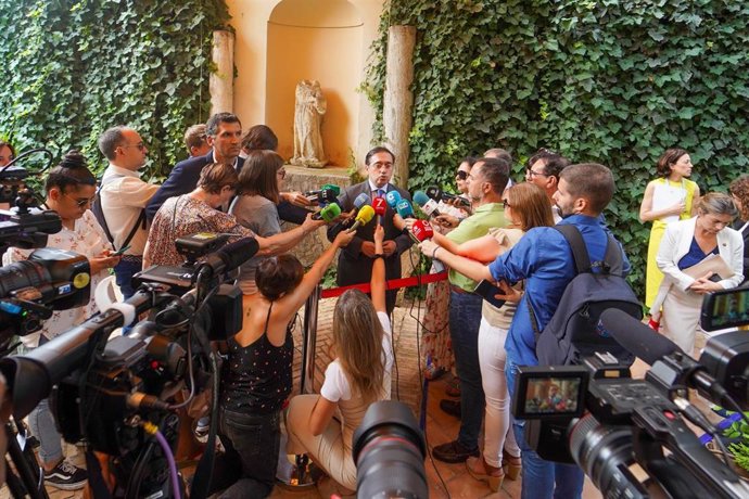 José Manuel Albares atiende a los periodistas en el Palacio de la Merced de Córdoba.