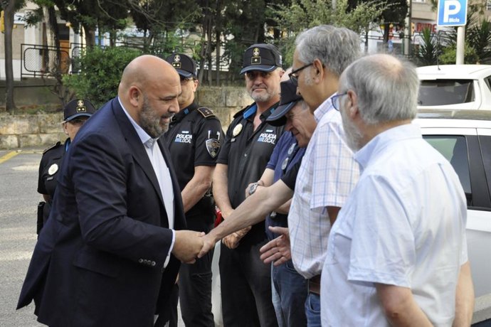 El alcalde de Palma, Jaime Martínez, durante una visita al cuartel de San Fernando.