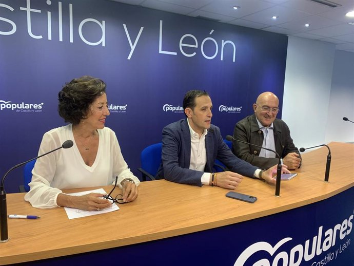 Los cabezas de lista del PP al Congreso, Mercedes Cantalapiedra, y al Senado, Jesús Julio Carnero, junto al presidente provincial del partido, Conrado Íscar (en el centro).