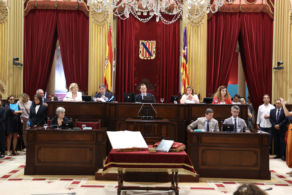 El nuevo presidente del Parlament balear, Gabriel Le Senne (c),  durante la sesión de constitución del Parlament balear.