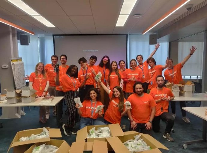 Empleados de Amazon en París empaquetando kits de higiene para personas refugiadas