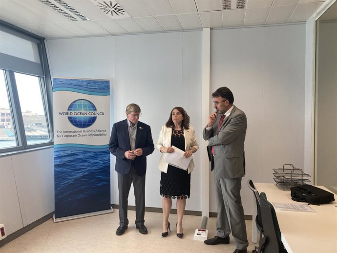 El CEO del World Ocean Council, Paul Halthus; la directora d'innovació del Port de Barcelona, Emma Cobos, i el president, Lluís Salvadó