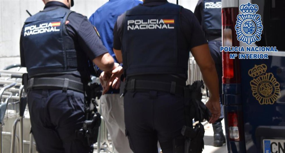 Agentes de la Policía Nacional junto al detenido
