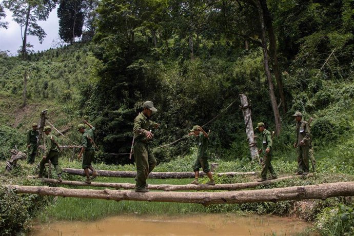 Archivo - Imagen de archivo de rebeldes birmanos.