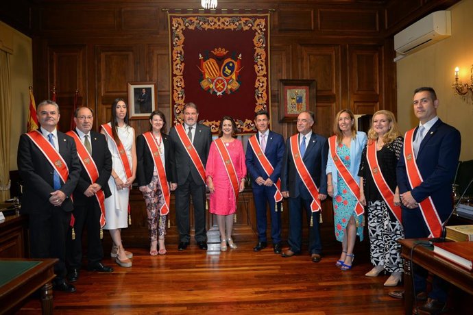 La alcaldesa y el equipo  de gobierno en el acto de constitución del Consistorio turolenses