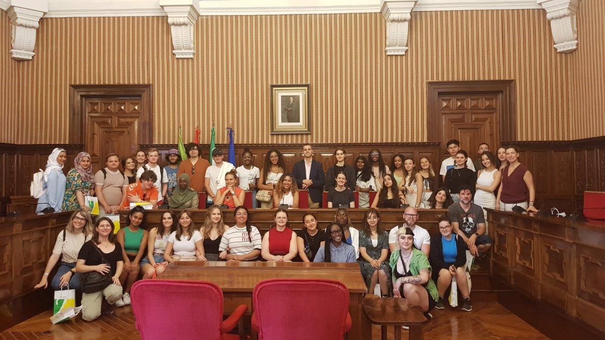 Students from the UK, France and Canada visit Jaén District Council