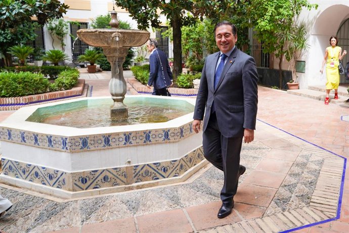 El ministro de Asuntos Exteriores, Unión Europea y Cooperación en funciones, José Manuel Albares, a su llegada a la atención a medios de comunicación, a 20 de junio de 2023, en Córdoba.