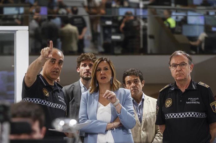 La alcaldesa de Valncia, María José Catalá, visita la Central de la Policía Local de Valncia